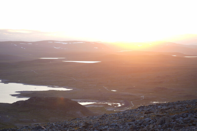 Remember to pay the parking fee (EasyPark) before driving into the Reisa Valley, as there is no mobile coverage at the destination. The surroundings of the parking lot are suitable for camping. © Pauliina Toivanen
